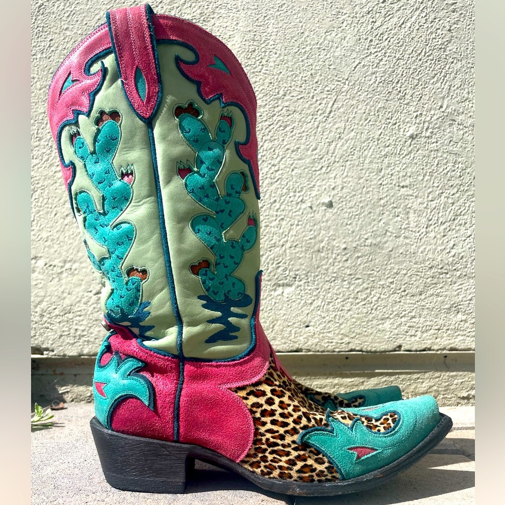 Showstoping Double D cowgirl boots in a size 9.